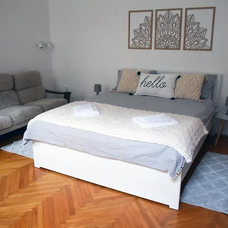 Apartment Hi!5 Spacious Palotanegyed *