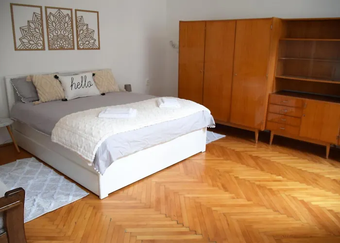 Hi!5 Spacious Palotanegyed 아파트
